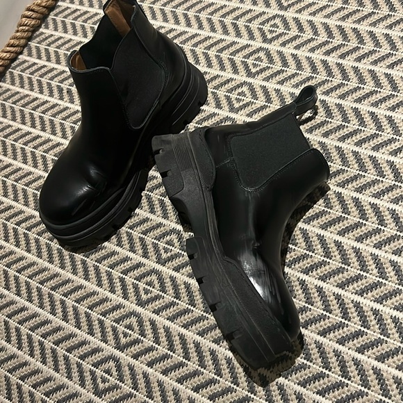 & Other Stories Chunky Leather Chelsea Boots - Picture 3 of 9